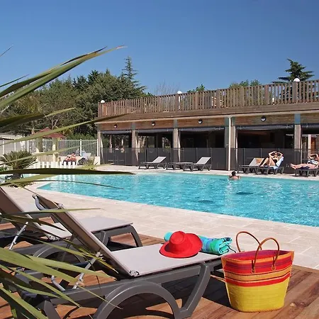 Camping La Barque 3* 생타굴프