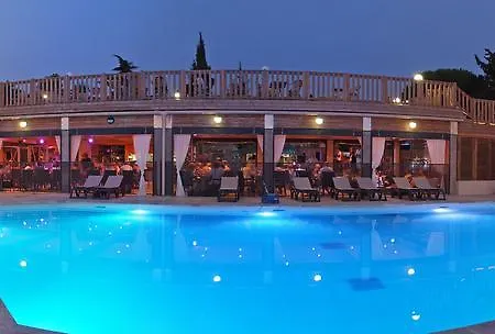 Camping La Barque 3* סנט-אגף