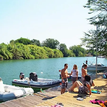 אתר קמפינג Camping La Barque 3*